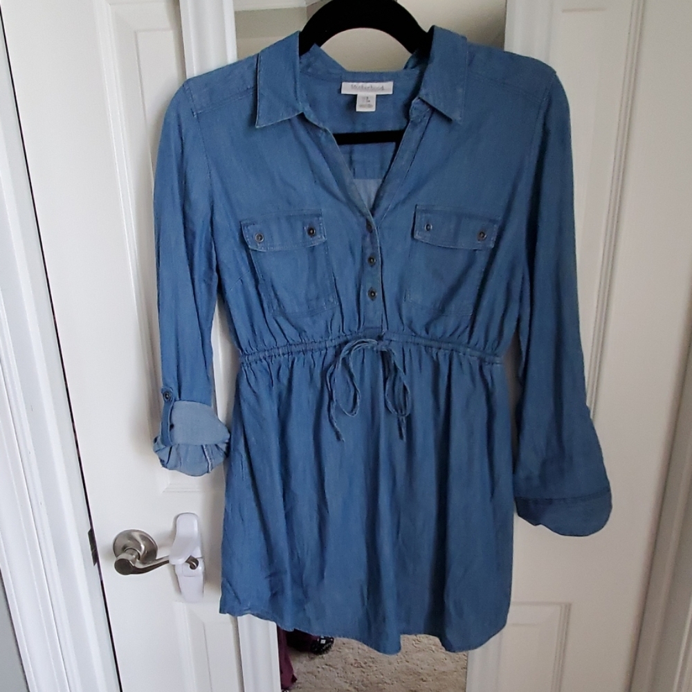 2/$20 Motherhood blue Chambray maternity top.